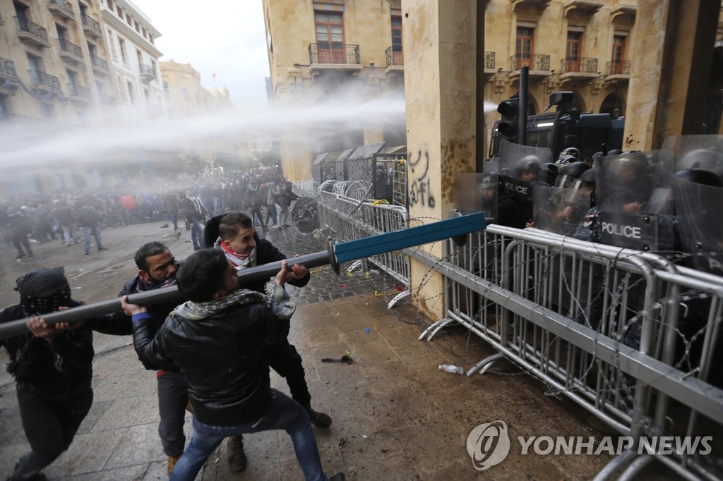 진압경찰과 충돌하는 레바논 반정부 시위대