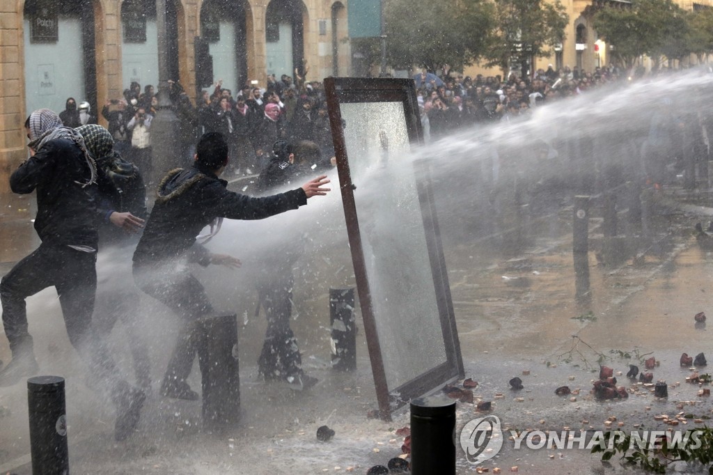 진압경찰 물대포 맞는 레바논 반정부 시위대
