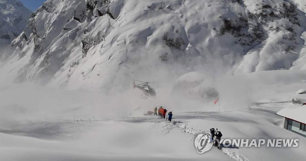 This photo provided by Mountain Korea, a South Korean monthly, captures trapped South Korean and Chinese trekkers being rescued by a helicopter near the base camp of Machapuchare, a mountain in Annapurna north of Nepal, on Jan. 18, 2020. (PHOTO NOT FOR SALE) (Yonhap) 