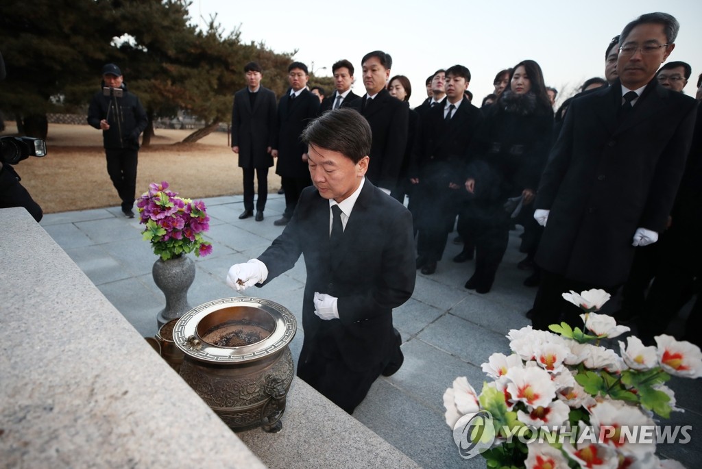 학도의용군 무명용사탑 참배하는 안철수