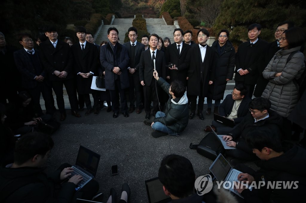 질문 답하는 안철수