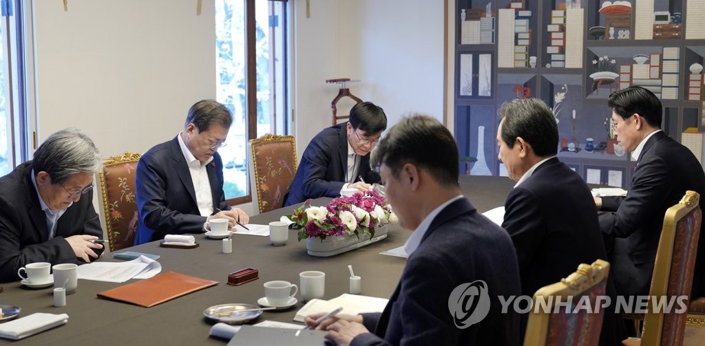 문 대통령, 정세균 총리와 첫 주례회동