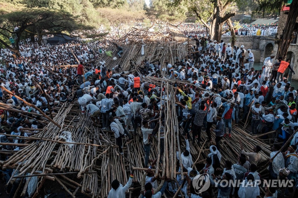 에티오피아 종교행사 중 나무 관중석 붕괴…"최소 10명 사망"