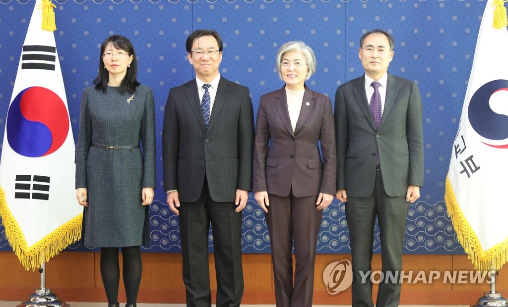 동북아 3국협력사무국 사무총장단과 기념촬영하는 강경화 장관