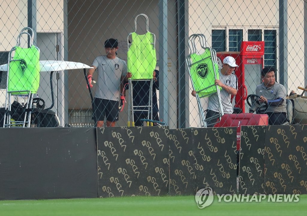 훈련 장비 직접 챙기는 김학범