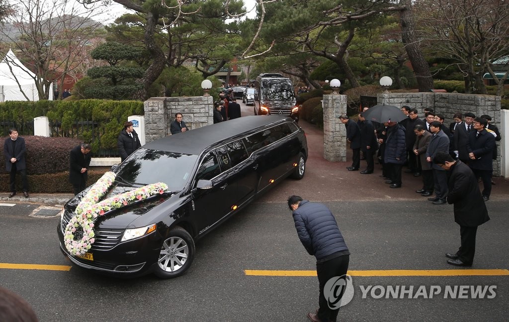 선영 향하는 고 신격호 회장 운구차