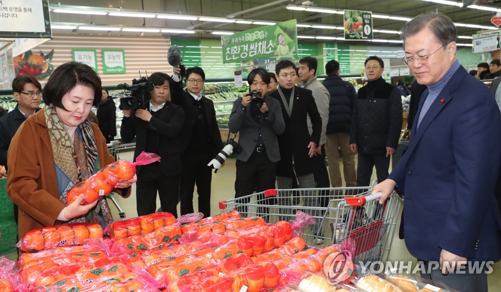 First couple's pre-holiday shopping First couple's pre-holiday shopping