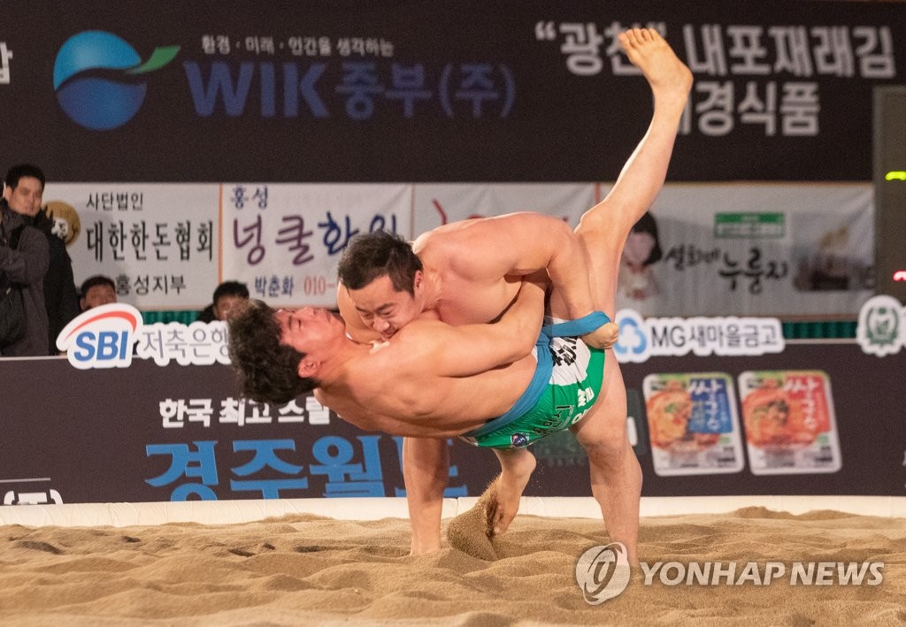 유환철을 누르는 태백장사 윤필재
