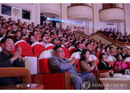 김정은, 설 공연 관람…고모 김경희도 참석