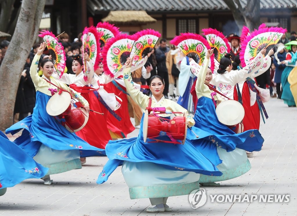 설 연휴 마지막 날 즐기는 전통공연…용인 한국민속촌 