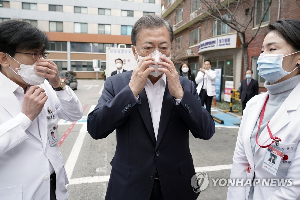 마스크 쓴 문 대통령