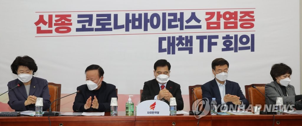 신종코로나 대책 TF 회의에서 마스크 쓰고 손 닦는 한국당