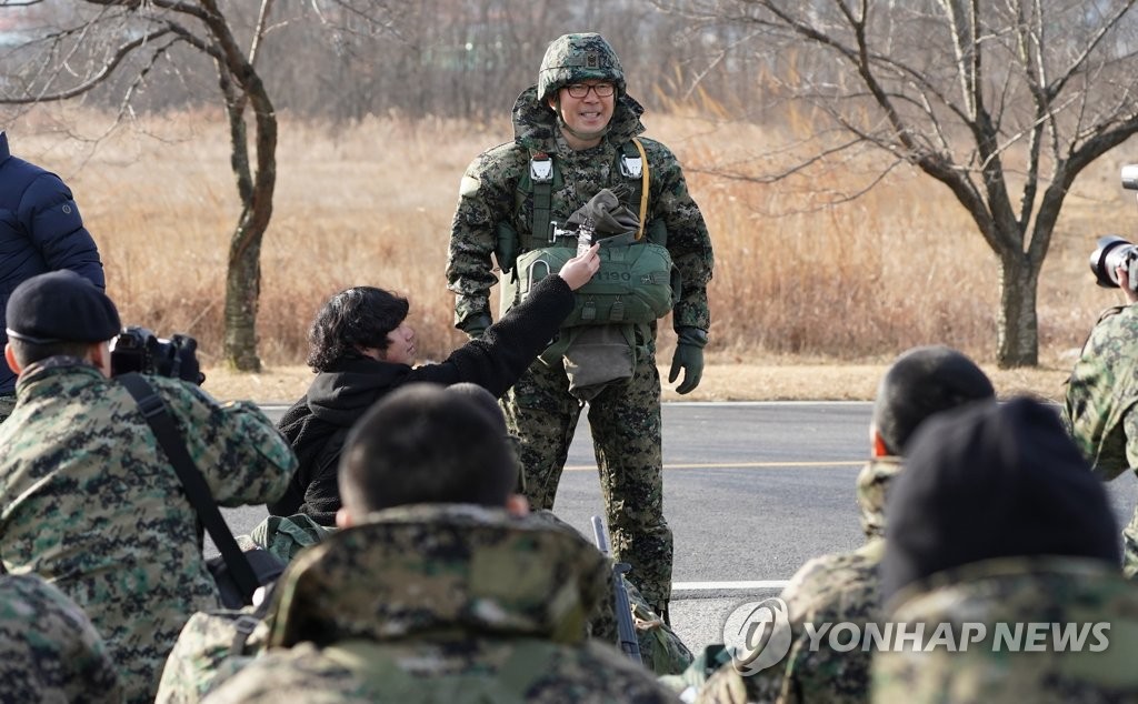 첫 강하 훈련하는 후배들 격려하는 김정우 원사