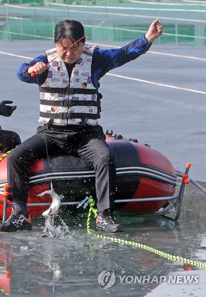 Hwacheon Sancheoneo Ice Fest boat fishing Hwacheon Sancheoneo Ice Fest boat fishing