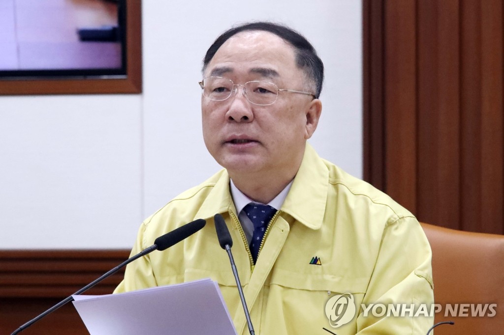 Finance Minister Hong Nam-ki speaks at a meeting with economy-related ministers in Seoul on Feb. 12, 2020. (Yonhap)