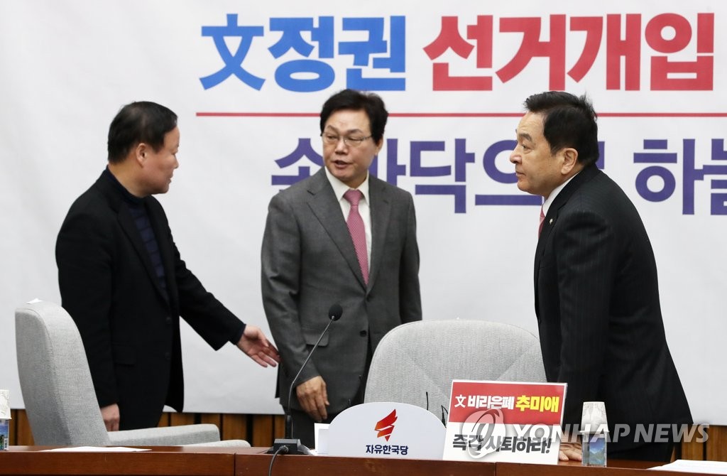 원내대책회의 참석하는 한국당 심재철 원내대표