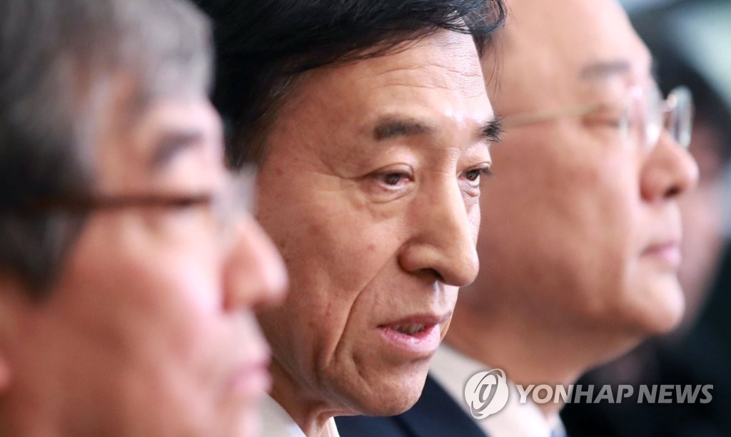 취재진 질문에 답하는 이주열 한국은행 총재