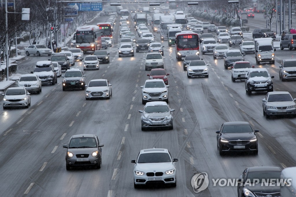 엉금엉금 출근길 차량들