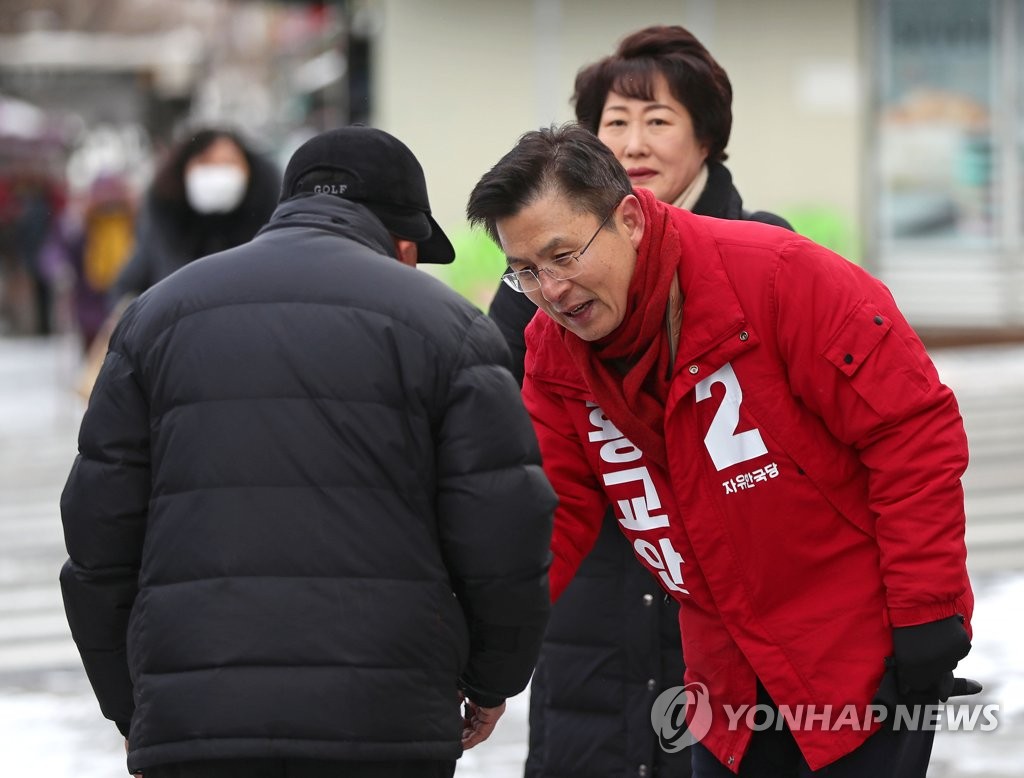 시민과 인사하는 황교안 대표