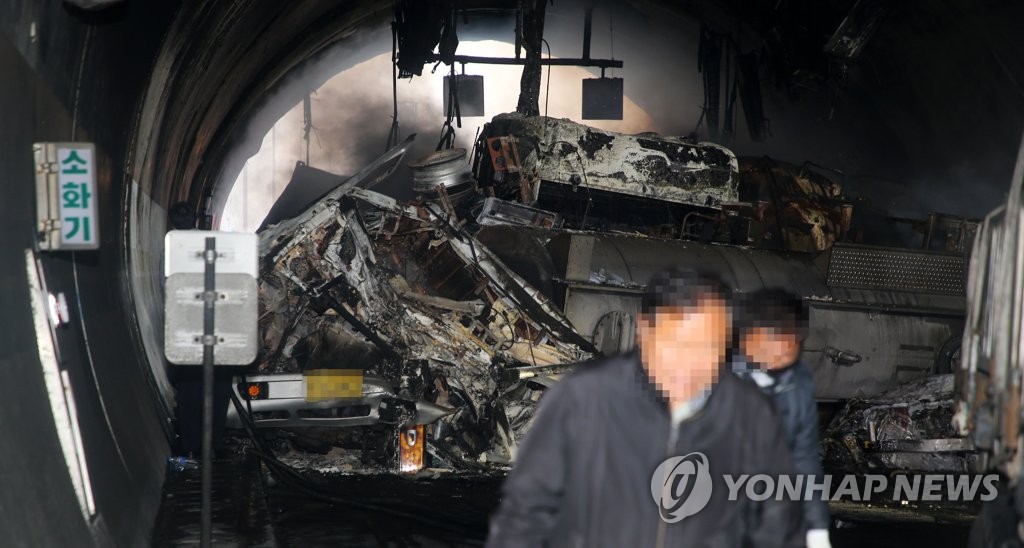 순천완주고속도로 터널 잔해들