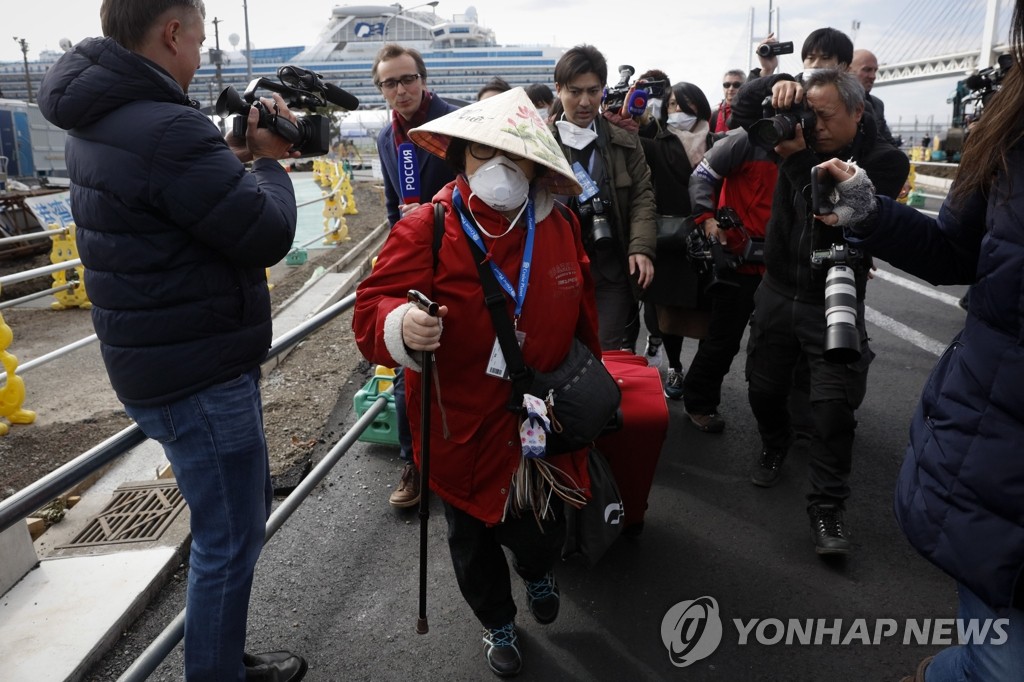 취재진에 둘러싸인 일본 크루즈선 승선객