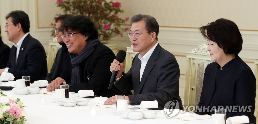 문 대통령 격려에 웃는 봉준호 감독