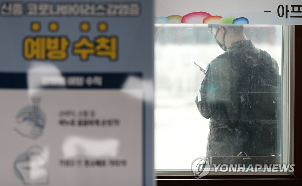 지난 21일 강원 양구군 시외버스터미널에서 한 군인이 버스를 기다리고 있다. [연합뉴스 자료사진]