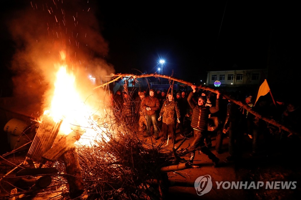 우한 이송자 격리수용 반대하는 우크라이나 주민들
