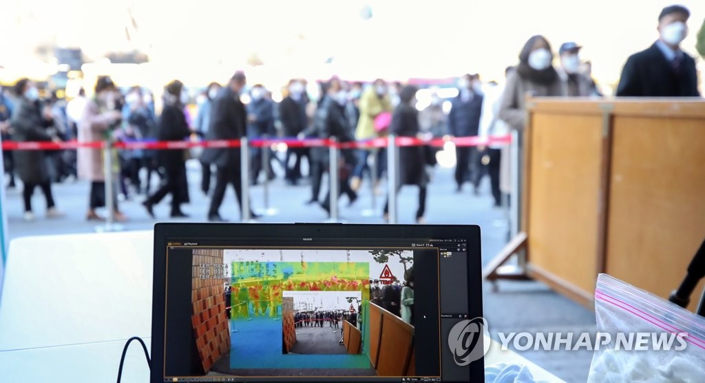 열화상 카메라 설치된 교회 입구