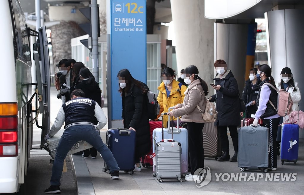 Chinese students enter country Chinese students enter country