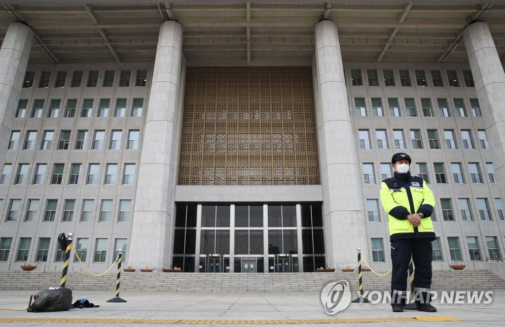 텅 빈 국회 본관 앞