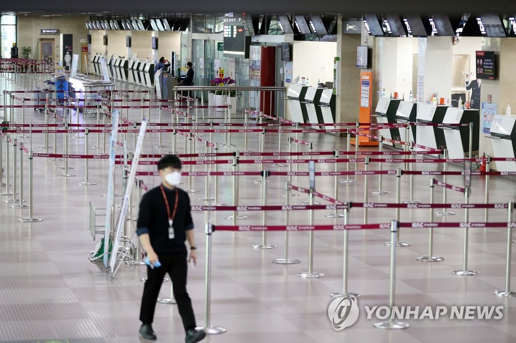 This photo taken on Feb. 24, 2020, shows Daegu International Airport with no passengers waiting to buy tickets amid the spreading coronavirus outbreak. (Yonhap)