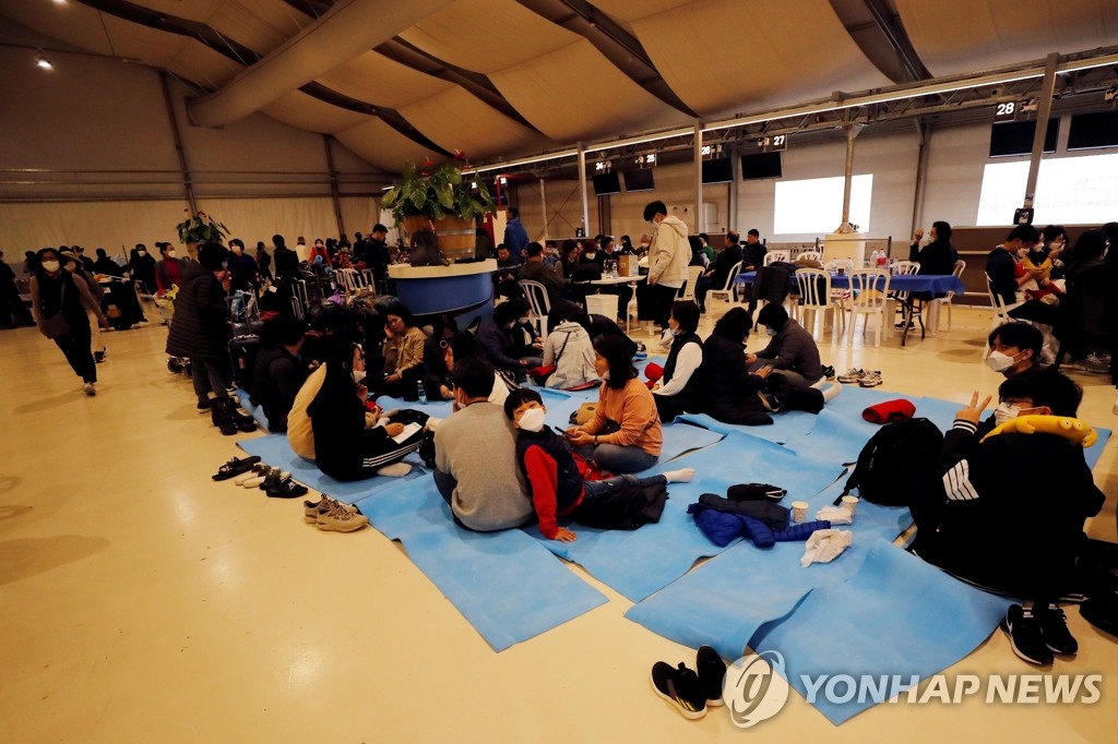 이스라엘 공항에서 출국 대기하는 한국인 관광객들