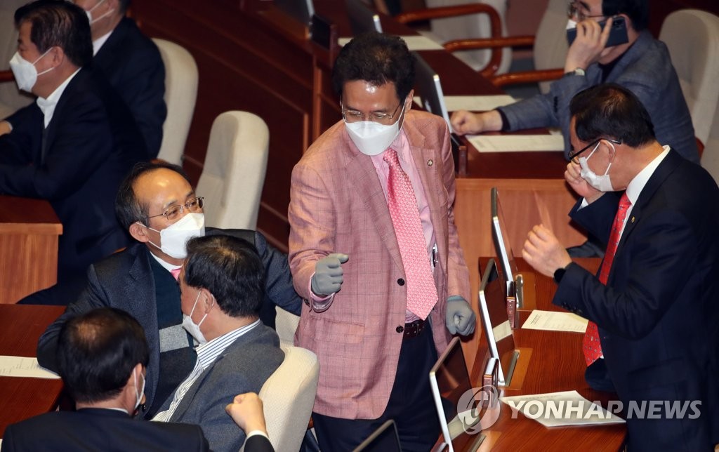 마스크와 장갑 착용한 함진규