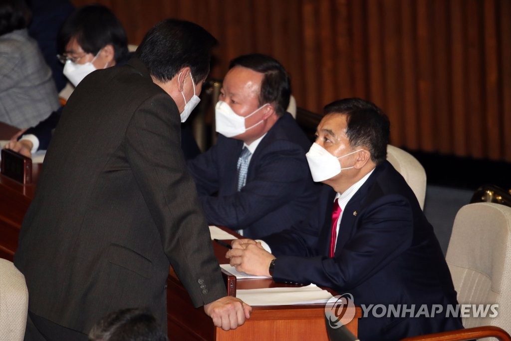 대화하는 심재철과 김무성