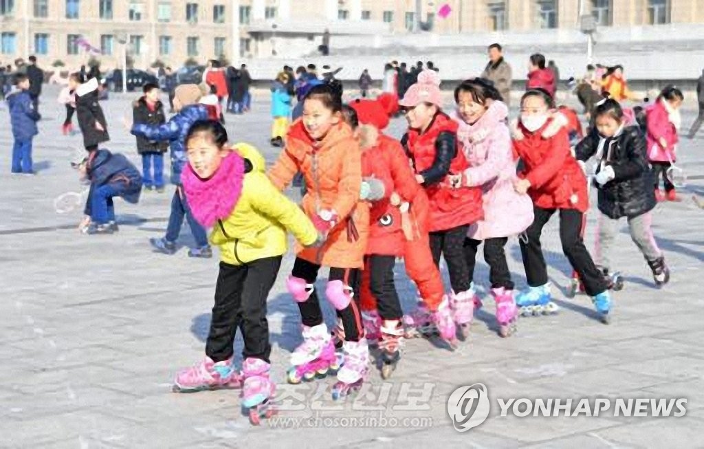 김일성광장에서 롤러스케이트 타는 북한 어린이들