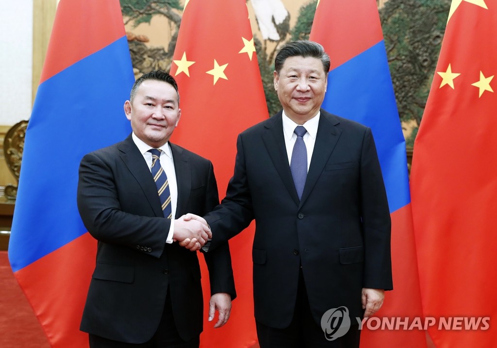 중국을 다녀온 뒤 격리에 들어간 칼트마 바툴가(왼쪽) 몽골 대통령과 방중 때 바툴가 대통령이 만난 시진핑 중국 국가주석[AP=연합뉴스 자료사진] 
