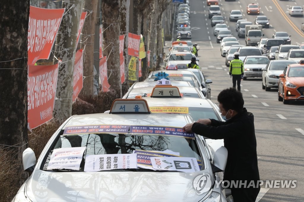 '타다 금지법' 촉구하며 차량 시위하는 택시들