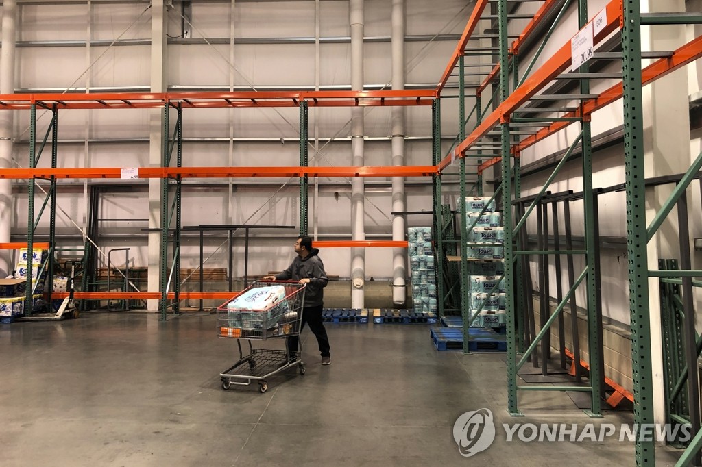 코로나19 생필품 재고 바닥 난 미국 코스트코 매장