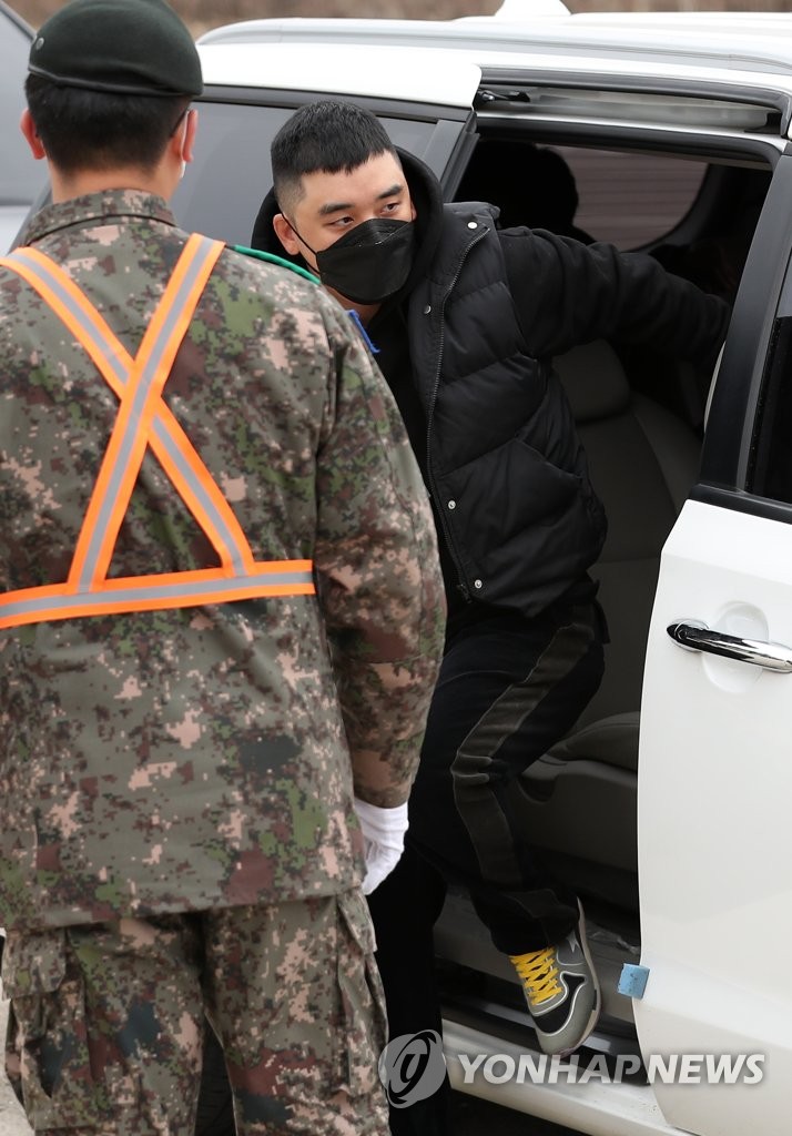 Ex-BIGBANG member joins army Ex-BIGBANG member joins army