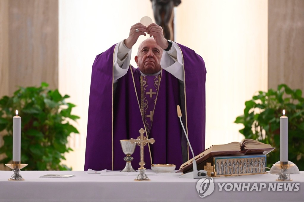 부속 성당에서 미사 집전하는 프란치스코 교황