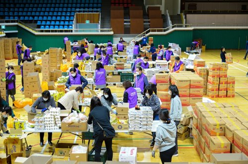 生活用品の箱詰めを行うボランティアら(資料写真)=(聯合ニュース)