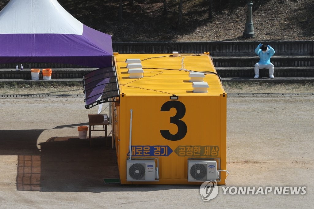 '붐비지 않아 다행' 드라이브 스루 선별진료소
