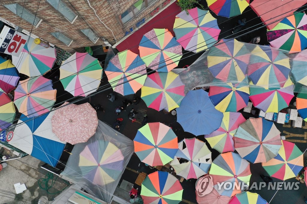 모처럼 활짝 핀 대구 화원시장