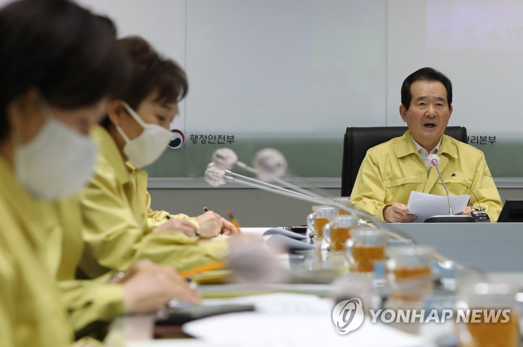 Prime Minister Chung Sye-kyun (R) speaks during a government meeting to discuss measures against the new coronavirus at the government complex in Seoul on March 29, 2020. (Yonhap)