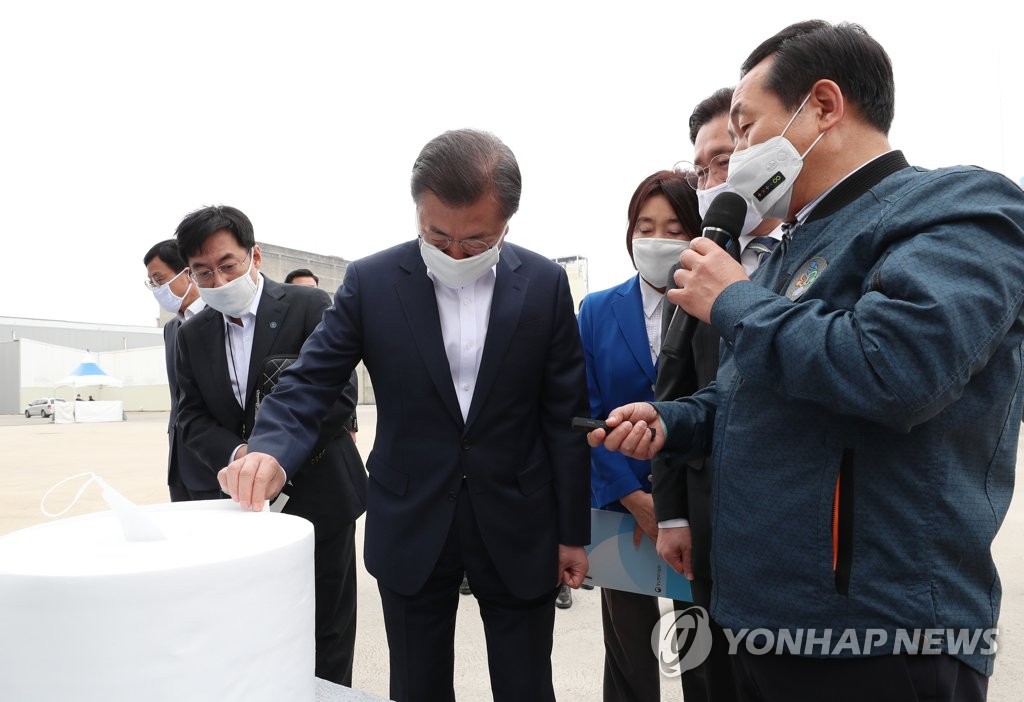 멜트블로운 필터 설명 듣는 문 대통령