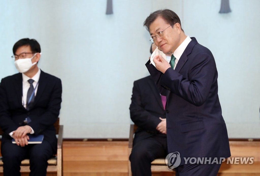 마스크 벗는 문 대통령