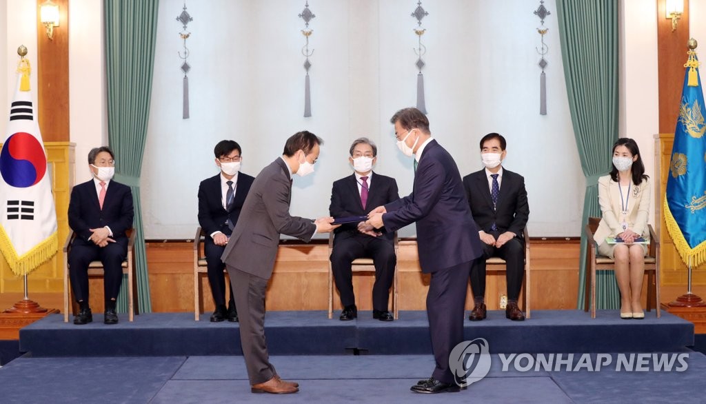위촉장 받는 염한웅 국가과학기술자문회의 부의장