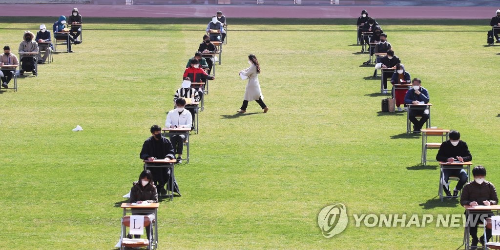 시험장으로 변신한 축구장