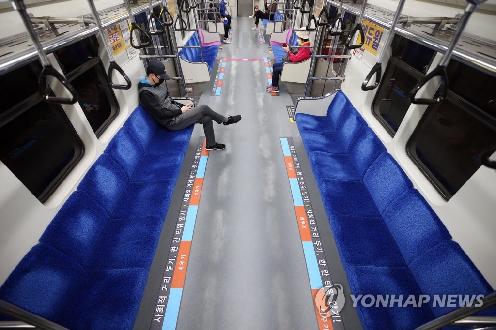 한산한 지하철…거리 두기는 계속